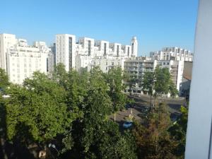 uma vista para uma cidade com edifícios altos e árvores em Chambre atypique avec miroirs ds Logement entier em Villeurbanne