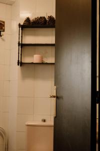 puerta a un baño con aseo y estante en Casa Medina albaycin Amazing House for 5pax, en Granada