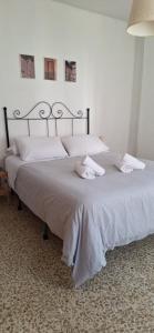 1 cama blanca grande con 2 almohadas en Casa Medina albaycin Amazing House for 5pax, en Granada