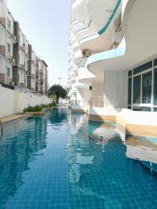 een zwembad in het midden van een gebouw bij The Beach Bangsaen Condo Sea View Room 327-62 Floor 7 in Ban Bang Saen (1)