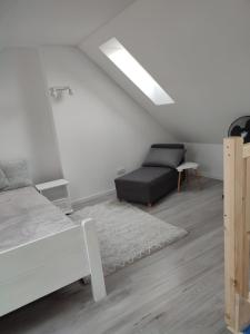 Postel nebo postele na pokoji v ubytování pokoje do wynajecia