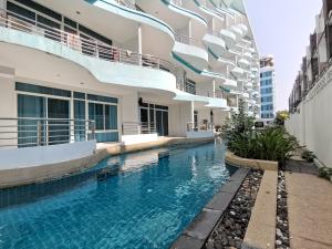 - Vistas al exterior de un edificio con piscina en The Beach​ Bangsaen​ Condo​ en Ban Bang Saen (1)