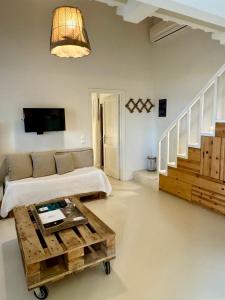 uma sala de estar com uma cama e uma mesa de centro em Villa Margarita em Samos
