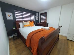 מיטה או מיטות בחדר ב-2. Comfy Professional Room [ NHS & TRADES welcome] Beds , Milton Keynes & Silverstone