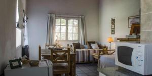 a living room with a tv and a couch at DOS AGUAS in Capilla del Monte