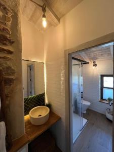 W łazience znajduje się umywalka i przeszklony prysznic. w obiekcie La Esencia Casa Rural w mieście Cortes de Arenoso