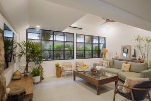 een woonkamer met een bank en een tafel bij Rwanda Naziza - Private Villa in the Old Town City - PRIME LOCATION I Daily Housekeeping in Chiang Mai