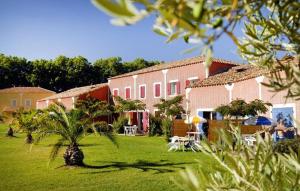 una casa con una palmera en el patio en Maison/Parking Privé/Piscine/Wifi/Canal du midi, en Béziers