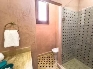 Koupelna v ubytování Riad Tonaroz
