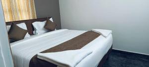 Postel nebo postele na pokoji v ubytování PVK Residency, Tirupati