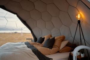 ein Bett in einer Kuppel mit einem Fußballball darauf in der Unterkunft Helja Stay Glamping Domes in Hella