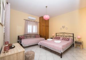 - une chambre avec 2 lits et une table dans l'établissement Falasarna Nice House, à Falasarna