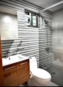 Phòng tắm tại Modern Luxury Apartement with Pool/Gym/Sauna