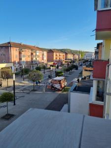 an empty street in a city with buildings at Apartament pe pietonala nr1 in Hunedoara