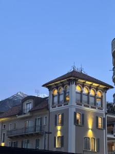 duży biały budynek z oświetleniem w obiekcie Residenza la Torretta w mieście Domodossola
