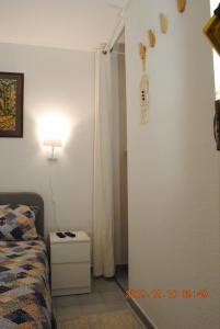 een slaapkamer met een bed, een tafel en een lamp bij ideal appartement au calme prés du Golf in La Grande-Motte