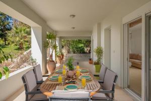 a dining room with a table and chairs at Luisa Holiday Home in Ádhele