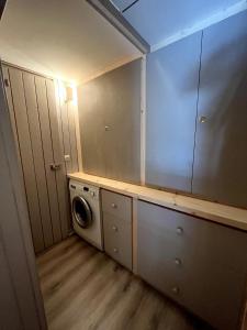 eine Waschküche mit Waschmaschine und Trockner in der Unterkunft Duplex Belles Challes in Bourg-Saint-Maurice