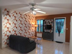 ラ・コティニエールにあるiledoのソファとテレビのあるリビングルーム