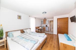salon z 2 łóżkami i kuchnią w obiekcie Apartman Simic w Trogirze