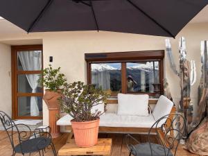 Aigueblanche的住宿－LE MOULIN DE NAVETTE - La Meule，客厅里一张大黑伞,配有沙发