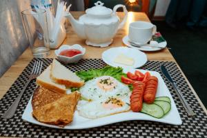 een bord ontbijtproducten met eieren, brood en groenten bij SELFIE + in Semey