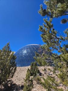 una cúpula de un edificio con árboles en el primer plano en Clear Sky Resorts - Bryce Canyon - Unique Stargazing Domes, en Cannonville