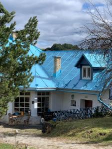 ein blaues Dach auf einem weißen Haus in der Unterkunft Vila Nízke Tatry in Horná Lehota