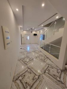 a hallway with a marble floor in a building at Villa de Sarah in Lomé