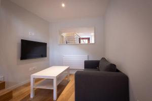 ein Wohnzimmer mit einem Sofa und einem Tisch in der Unterkunft Studio-duplex Tower in Visp