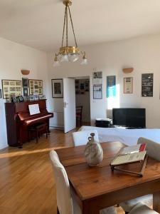 un soggiorno con tavolo e pianoforte di La Porta di San Domenico a Sessa Aurunca