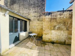 Balkón alebo terasa v ubytovaní Appartement avec cour privée