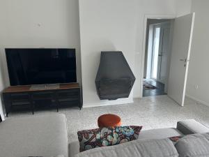 a living room with a couch and a flat screen tv at Maison 2 chambres proche de Bruxelles in Mont-Saint-Guibert +7 photos