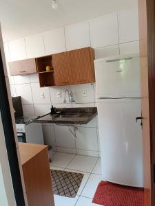 uma cozinha com um frigorífico branco e um lavatório em Ap 101 Aconchegante e Moderno com 3 quartos, sendo 1 suíte em Teresina