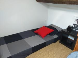 Ένα ή περισσότερα κρεβάτια σε δωμάτιο στο Maisonette avec jardinet sur le bas du Faron