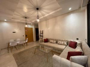 een woonkamer met een bank en een tafel bij Fayb-Sweet-Home-1 - Agadir Bay in Agadir