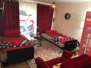 a room with two beds and a couch and a table at Stylisches Maybach Appartement mit Terrasse für 5-7 Personen, 5 Betten, große Kochinsel, Homeoffice mit 250Mbit WLAN in Aidlingen