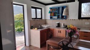 una cocina con una mesa y una encimera en Casita de la Montaña de María, en Tegueste