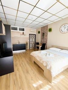 1 dormitorio con 1 cama grande y reloj en el techo en Prestige Apartments en Zadar