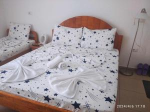 ERDA LAKESIDE Guesthouse في Lin: سرير عليه نجوم في غرفة النوم