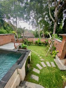 einen Hinterhof mit Pool und Garten in der Unterkunft Tegal Harum Villa Ubud with jungle view in Ubud