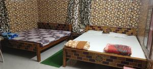 מיטה או מיטות בחדר ב-Luxury stay at Pravuprasad Homestay near Bhubaneswar Airport and Railway Station