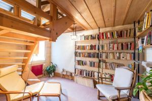 Zimmer mit Bibliothek und Bücherregalen in der Unterkunft Hotel Rhätia in Luzein