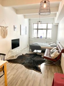 ein Wohnzimmer mit einem Bett und einem Sofa in der Unterkunft Factory Studio in Helsinki