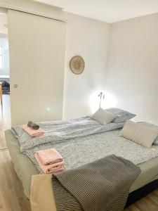 ein Schlafzimmer mit einem Bett mit zwei Handtüchern darauf in der Unterkunft Factory Studio in Helsinki