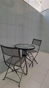 una mesa y dos sillas sentadas una al lado de la otra en IL BORGO ANTICO - TORRE A MARE, en Torre a Mare