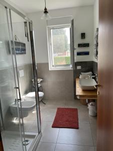 uma casa de banho com 2 lavatórios e uma cabina de duche em vidro. em CasaNobile "Il Grano" em Merate