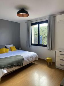 - une chambre avec un lit et une fenêtre dans l'établissement Villa La Gargouille 300m2 LUX, à Tarascon