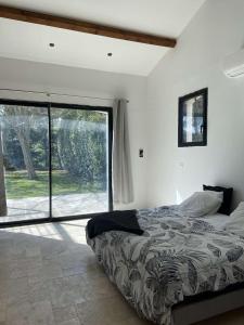 - une chambre avec un lit et une grande fenêtre dans l'établissement Villa La Gargouille 300m2 LUX, à Tarascon