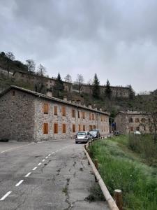 桑特康奈利得賽克的住宿－Duplex para 6 en Cercs, Berga - A 30 mins del Pedraforca，停在路边的汽车